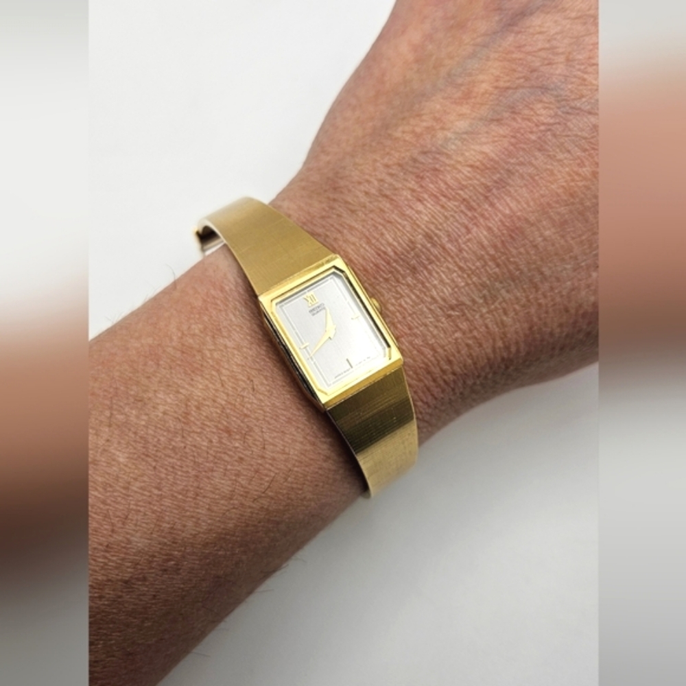 Vintage SEIKO Ladies Gold Watch Needs Battery in Working Condition